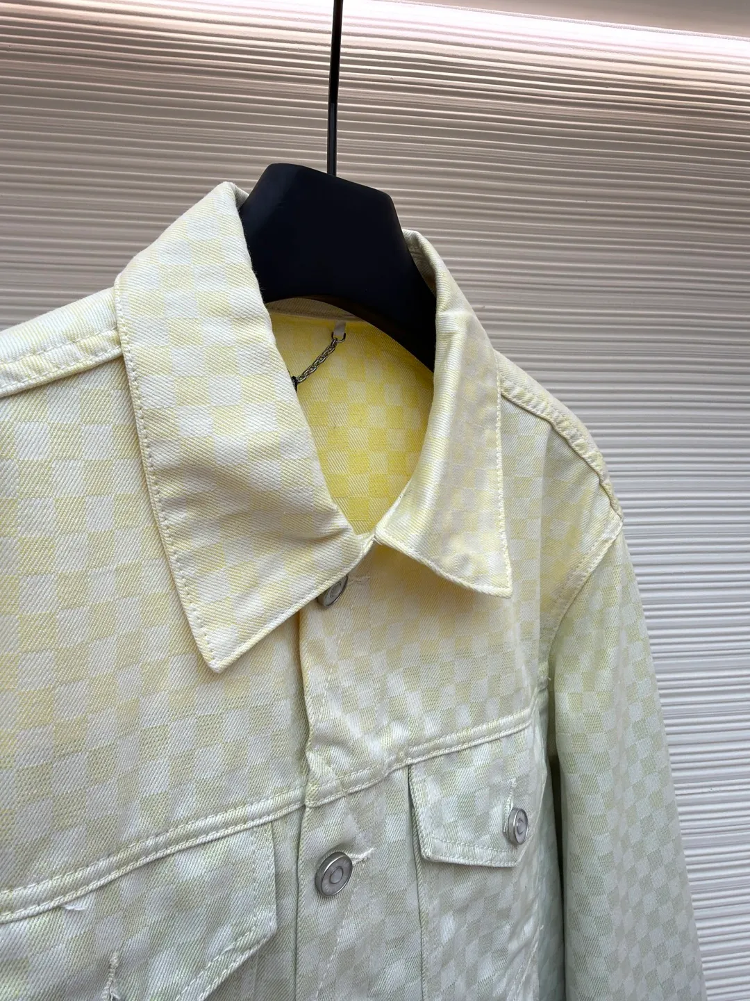 LOUIS VUITTON gradient jacquard denim jacket ●Authentic product: 25300 purchased and developed ●Item number: 1680990-C10 ●Fabric: denim fabric ●Technology: jacquard texture ●Version: fitted version ●Size: 44-46-48-50-52 ●Weight: about 955 grams ●Description: YB purchased the pattern, using customized cotton fabric, the fabric is comfortable, soft, skin-friendly and breathable. The whole body is decorated with jacquard texture to show an elegant gradient, the chest is decorated with button flap pockets, pearlescent metal denim buttons, and the nubuck leather label is placed on the back. The pearlescent metal buttons highlight the Dandy style. The waist is equipped with an adjustable strap, which can be matched with many types of clothing to create a fashionable look. The overall line is straight and delicate, the fabric is comfortable and soft, and the color is consistent without color difference. It can be matched with the same style to create a fashionable look and control various occasions. Customized accessories, complete three labels, the same style for men and women!